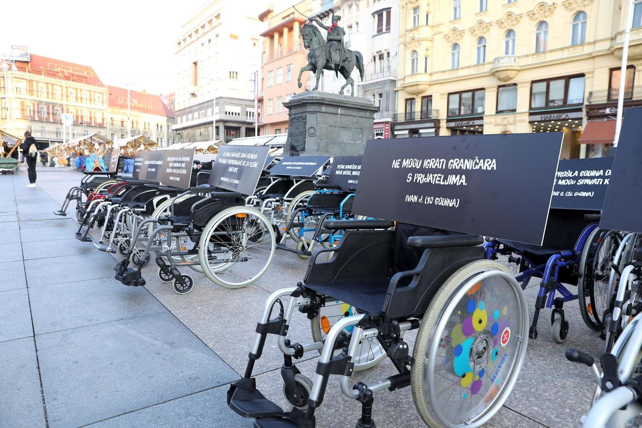 Na Trgu bana Jelačića postavljena invalidska kolica povodom Dana sigurnosti cestovnog prometa