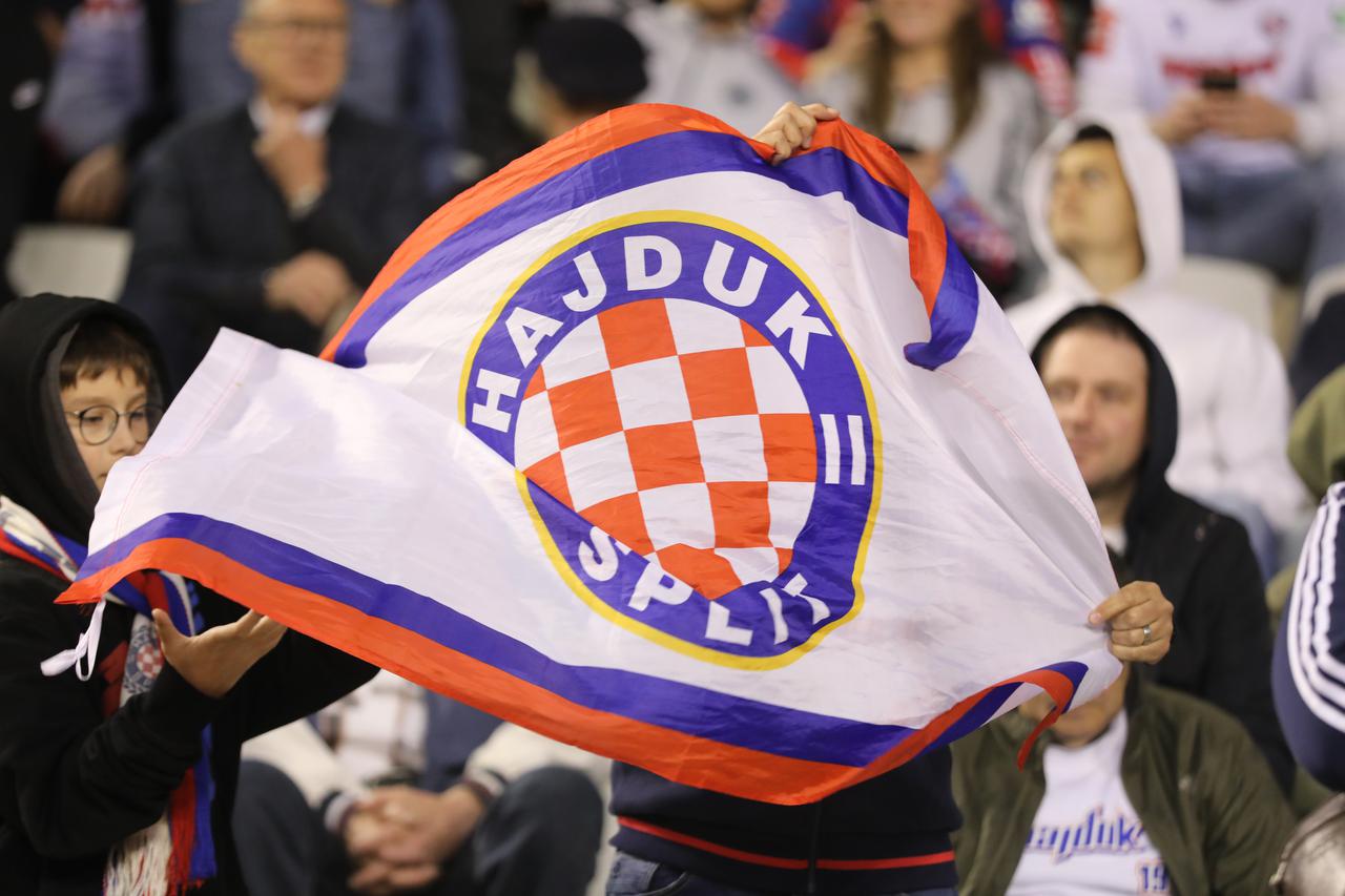 Split: Navijači na tribinama prate susret Hajduka i Dinama