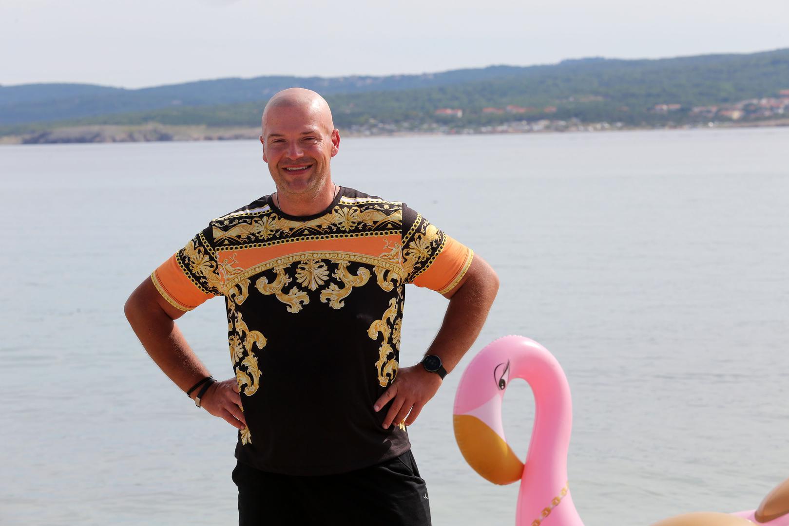 Čak je pokrenuo i vlastitu fitness platformu, a njegove fotografije na Instagramu potvrđuju da je i dalje u vrhunskoj formi. 