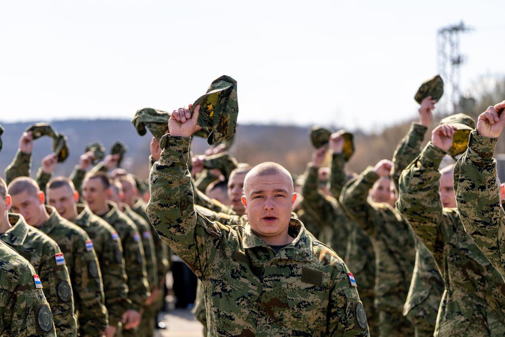 Svečanoj prisezi pristupio je danas ukupno 801 ročnik na tri lokacije, u vojarni "123. Brigade HV" u Požegi 400 ročnika od čega 82 žene, u vojarni "general Andrija Matijaš Pauk" u Kninu 201 ročnik te na Vojnom poligonu "Eugen Kvaternik" kod Slunja 200 ročnika. Njih 446 se prijavilo dobrovoljno. 