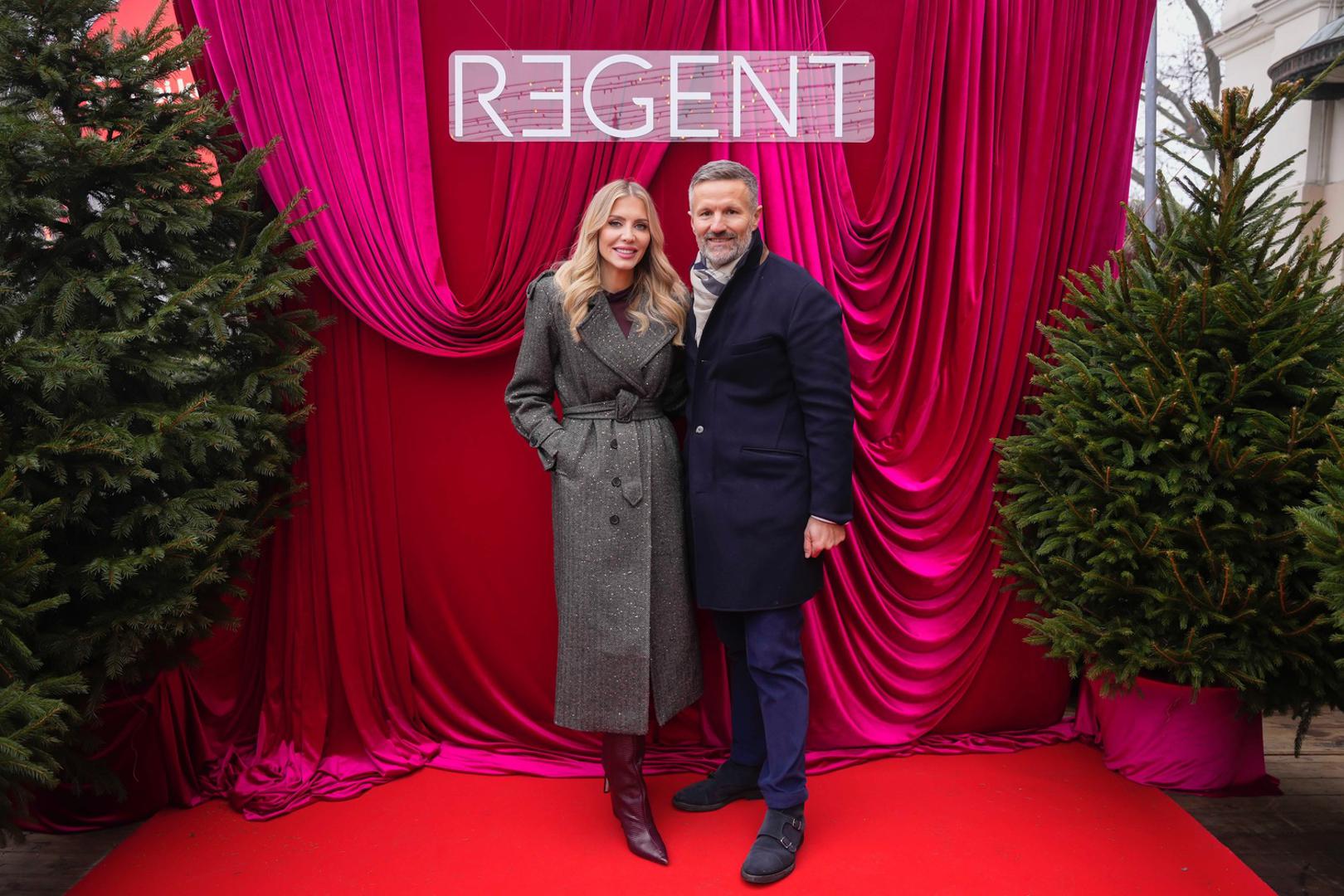 Događanje na kojem su supružnici Petra i Ante Todorić proslavili svoju uspješnu poslovnu godinu pozirali su okupljenim fotografima. 