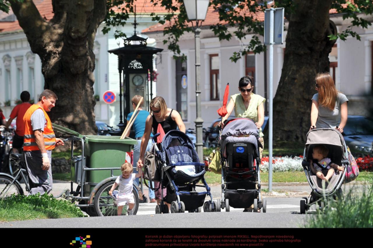 '13.06.2011., Park Vatroslava Jagica, Varazdin - Majke iskoristile lijep suncan dan za setnju s djecom.  Photo: Marko Jurinec/PIXSELL'