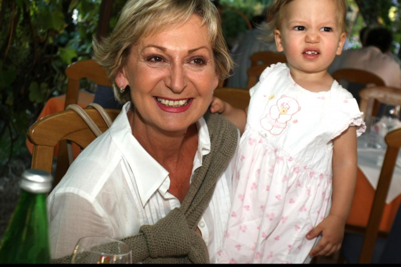 '10.09.2011., Zagreb - Fotograf Sime Strikoman snimio je milenijsku fotografiju povodom 15 godina restorana Marijono zvono kraj HRT-a. Hloverka Novak Srzic sa unukom Andjom. PRI KORISTENJU FOTOTGRAFIJ