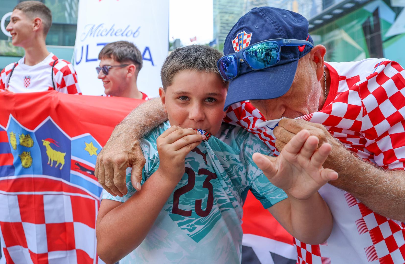Fotografija koja najviše upada i u oči i krade srca je ona između starijeg gospodina u hrvatskom dresu i mladića u portugalskom.