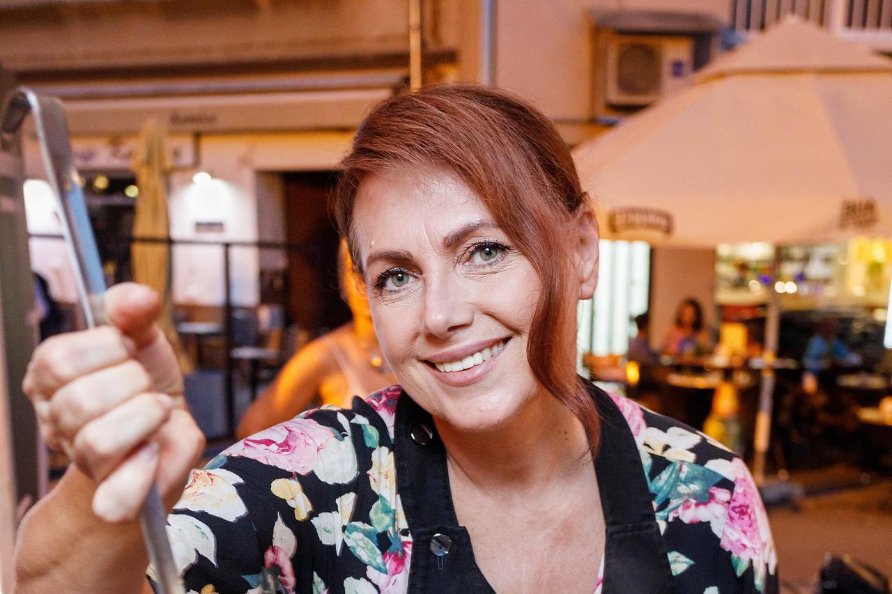 Zagreb: Pjevačica Dolores ima svoj štand Vinkl, gdje prodaje kuhani grah i puricu s mlincima