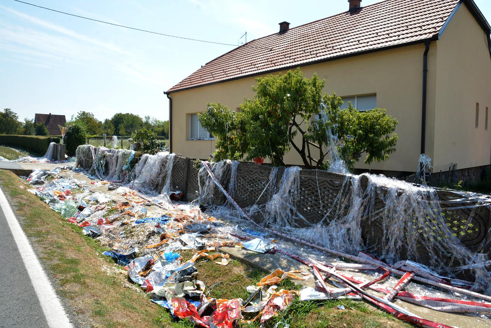 19.08.2017., Pavlovac - Sipanje se s godinama prometnulo u neslavan bilogorski obicaj. Na podrucju Bjelovarsko-bilogorske zupanije njeguje se jedinstven obicaj "slavlja" dolaska kuci majke i novorodjenceta iz bolnice, poznat pod nazivom sipanje. Rodbina, prijatelji i susjedi iskazuju veselje zasipavanjem dvorista perjem i papirima, a neuobicajeni nestasluci postaju ocekivani dio slavlja. Ovo je obicaj koji nema pisana pravila pa on ovisi o "kreativnosti" sipaca. Moze se zateci da se pale gume, sipaju limeni cepovi boca, ostavljaju olupine automobila ili slican otpad. Tako je, umjesto da je zasuta cvijecem, novopecena majka zasuta smecem. Neopisiva je to muka za domacine koji danima moraju cistiti dvoriste. Nekada su se prema narodnim obicajima sipali pljeva i perje. Pljeva koja je cuvala zrno zita, znacila je da se zena ocistila nakon poroda, a perje kako bi novorodjence imalo lagodan zivot poput ptice. "nPhoto: Damir Spehar/PIXSELL                                  