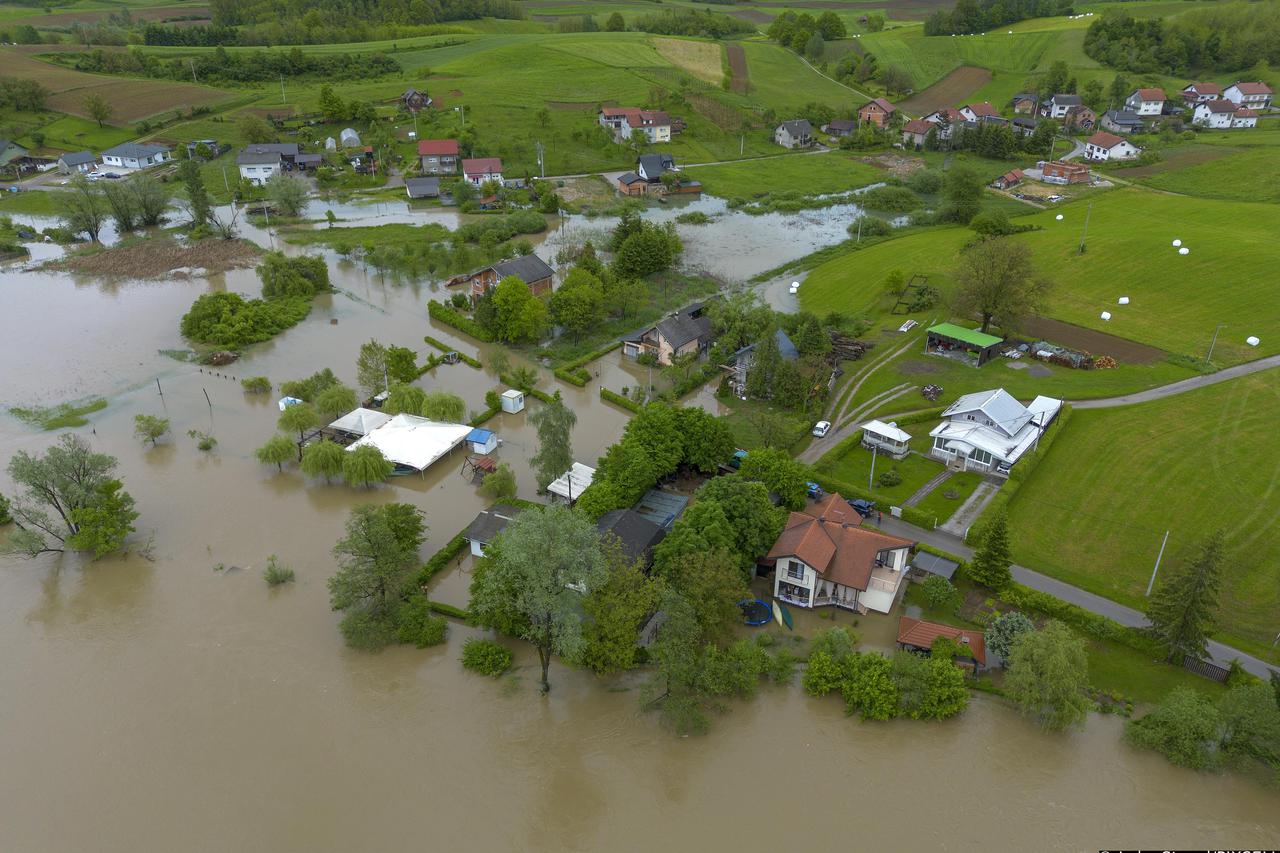 Pogled na poplavljeno područje Duge Rese kod mjesta Mrežnički Brig