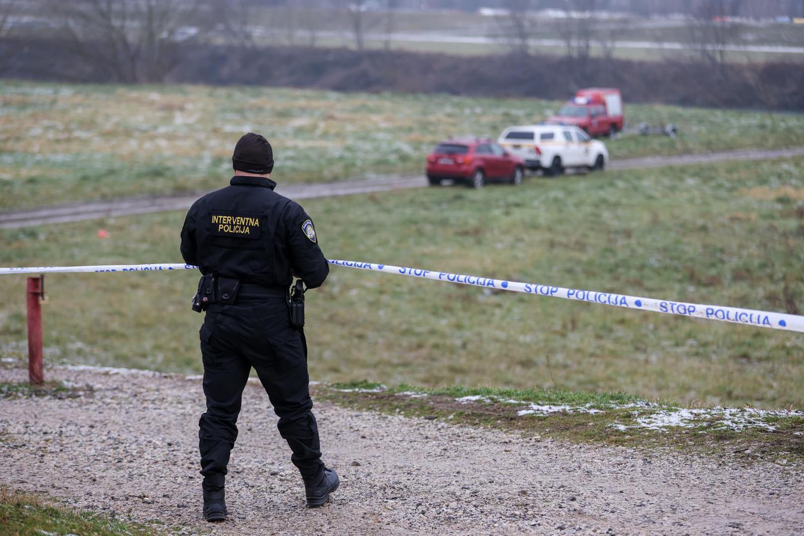 16.01.2025., Zagreb - Vatrogasci, policija, HGSS i Civilna zastita uz rijeku Savu gdje se pripremaju za nastavak potraga ze nestalim dijetetom u rijeci. Photo: Igor Kralj/PIXSELL