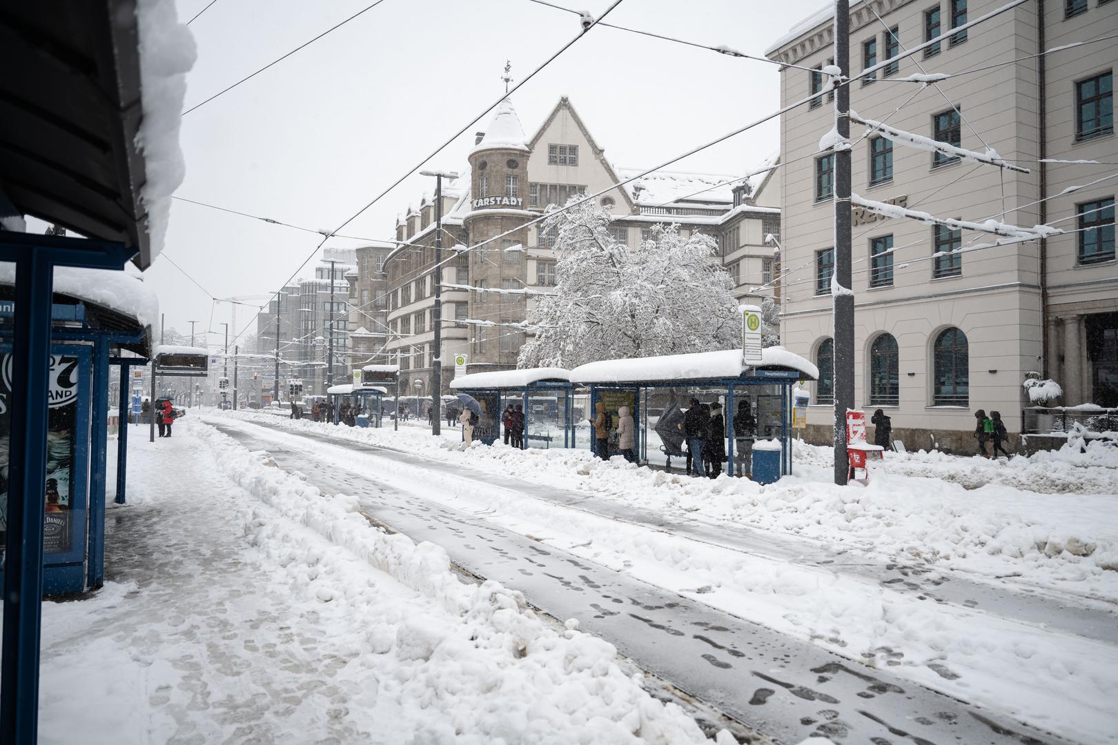 02 December 2023, Bavaria, Munich: Passengers wait at the main station at a streetcar stop, which is not running due to heavy snowfall. Snow and ice have caused chaos on the roads and on the railroads in southern Bavaria. Photo: Lukas Barth/dpa Photo: Lukas Barth/DPA