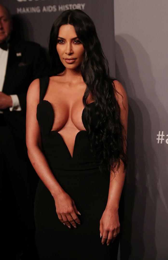 Supruga repera Kanyea Westa nekoliko puta je  namještala haljinu koja je isticala njeno bujno poprsje.