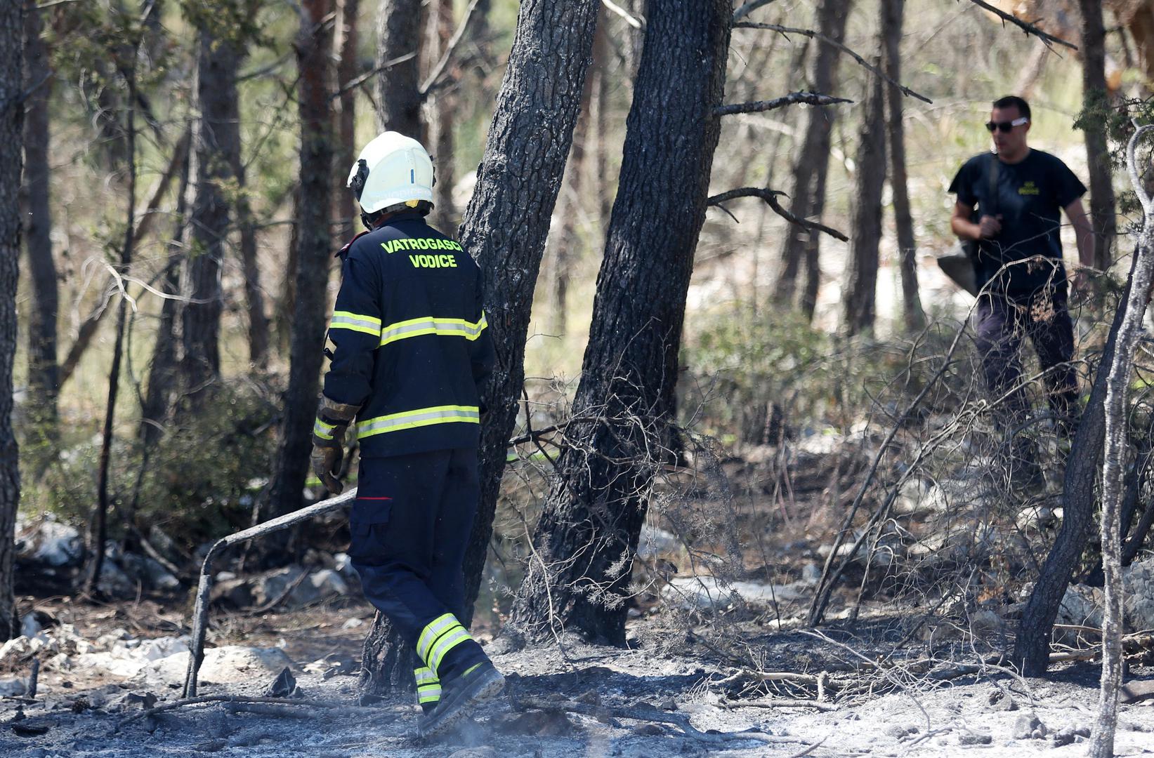 Nakon burne noći i veliko požara vatrogasci čuvaju kritična mjesta požara kod Perkovića.