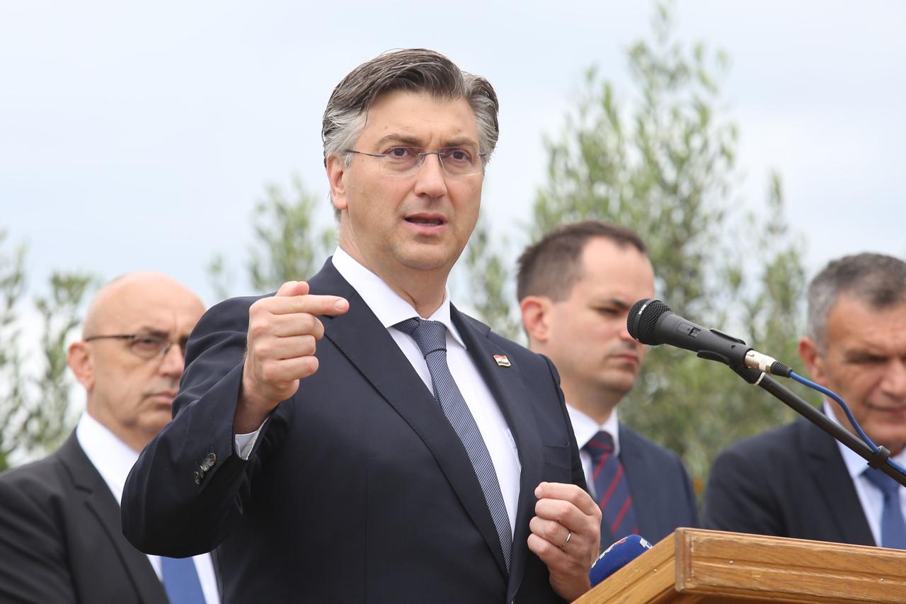 Šibenik: Premijer Plenković položio vijenac povodom 28. obljetnice oslobođenja Miljevačkog platoa