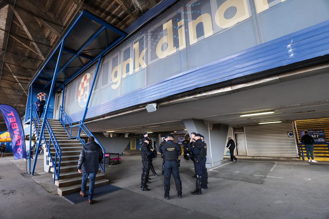Zagreb: Osiguranje ispred stadiona u Maksimiru uoči utakmice Dinama i Hajduka 