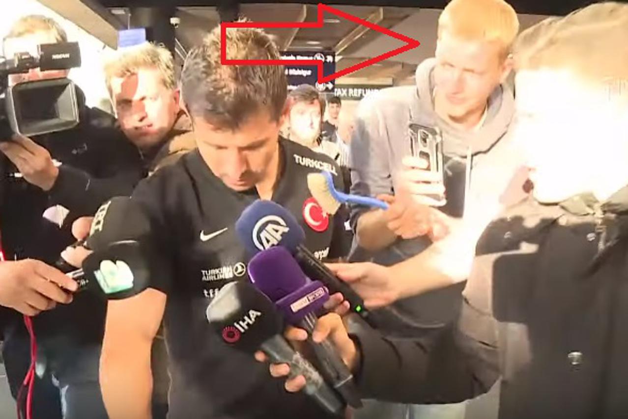 Mladić s WC četkom