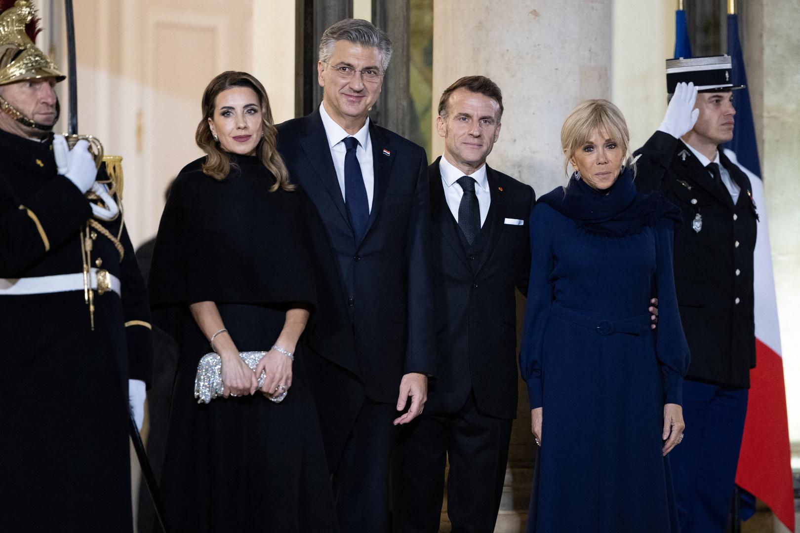 Preko nje je nosila ogrtač nalik pelerini, detalj koji cijelom stylingu daje dojam starinskog glamura i savršeno se uklapa u ozračje Elizejske palače. U trenutku dok su Macron i Plenković razgovarali o politici i suradnji dviju država, Ana Maslać Plenković na crvenom tepihu je odradila svoj tihi, ali vrlo efektan diplomatski “nastup”.