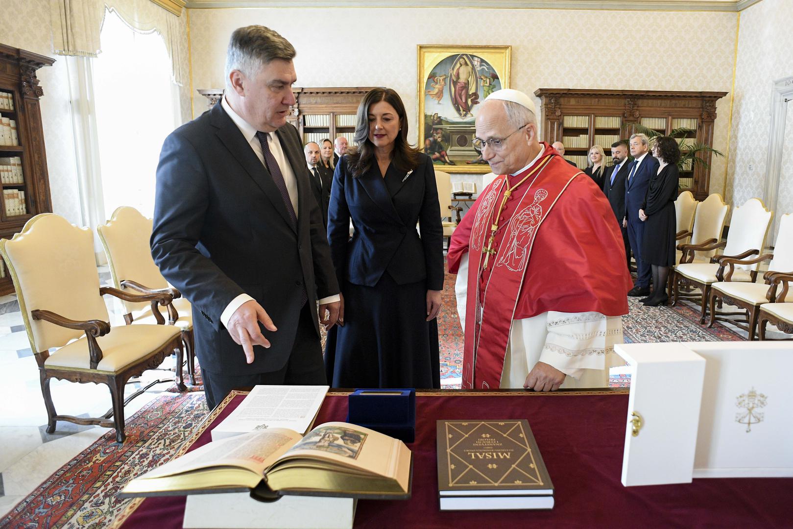 Par se vjenčao 1994. godine, a dvije godine poslije Zoran je imenovan savjetnikom u hrvatskoj misiji pri NATO-u i Europskoj uniji, zbog čega se obitelj morala preseliti u Bruxelles.