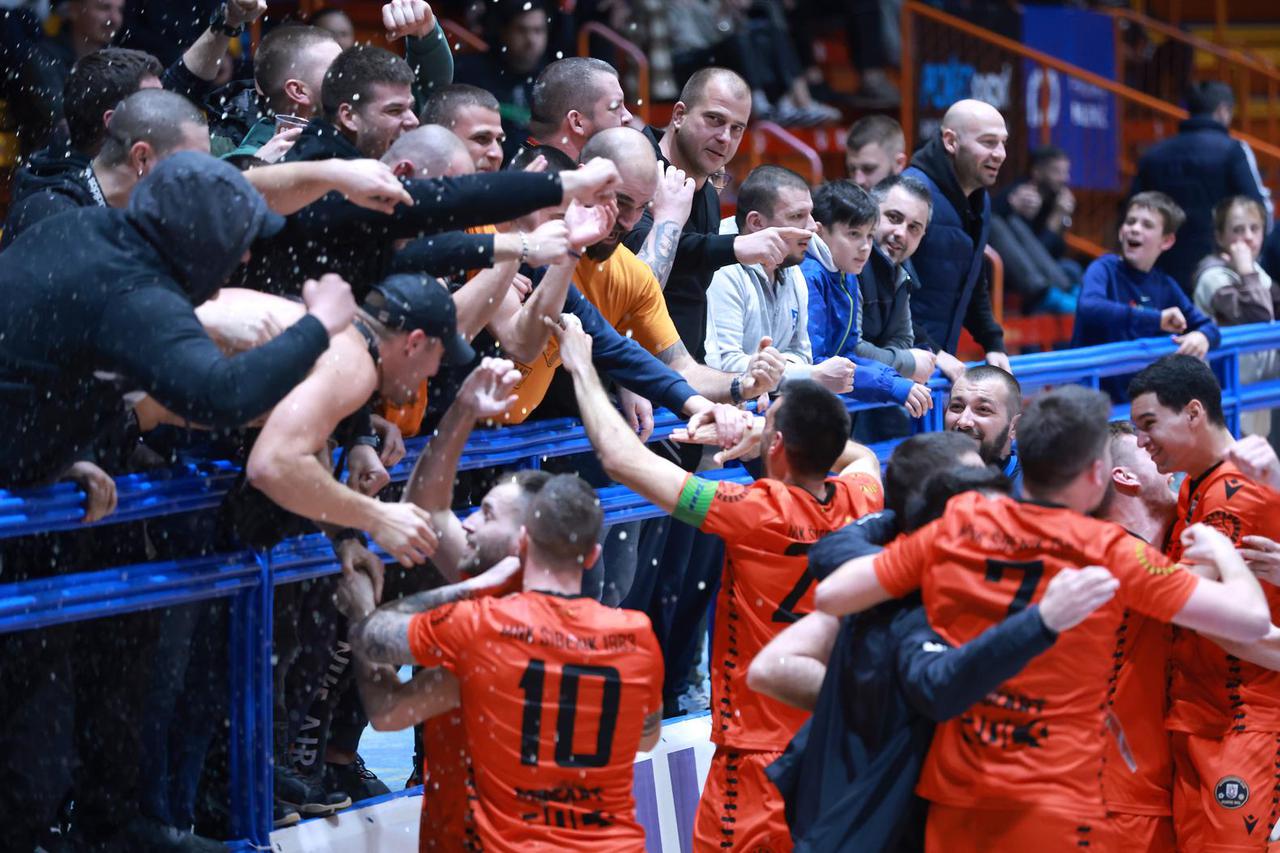 Zagreb: Slavlje igra?a Šibenika 1983 nakon pobjede i plasmana u finale Hrvatskog malonogometnog kupa