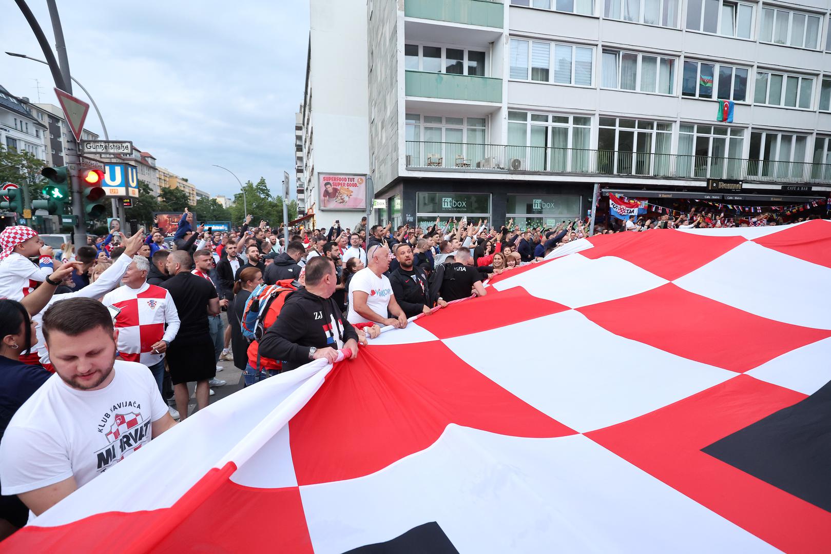 Navijači su je ponosno pokazali, a stigla je iz Crikvenice