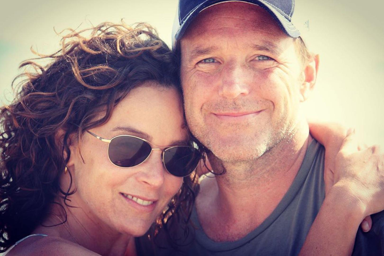 U privatnom životu, nakon veza s Johnnyjem Deppom i Williamom Baldwinom, udala se za glumca Clarka Gregga, s kojim je dobila kćer Stellu, no par se razveo 2021. godine. 