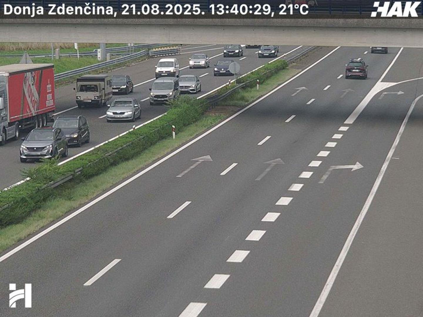 Vatrogasci u suradnji s hitnom zbrinjavaju ozlijeđene osobe.