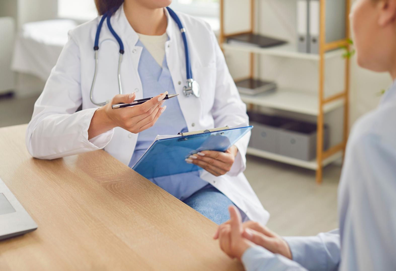 Opasnost od duboke venske tromboze: Jedna od ozbiljnijih posljedica dugotrajnog sjedenja je duboka venska tromboza, odnosno stvaranje krvnog ugruška, najčešće u nozi. Ako se dio ugruška odvoji i otputuje do pluća, može izazvati plućnu emboliju, stanje koje je hitno i može biti opasno po život. Rizik raste i tijekom dugih putovanja kada osoba satima gotovo nepomično sjedi.