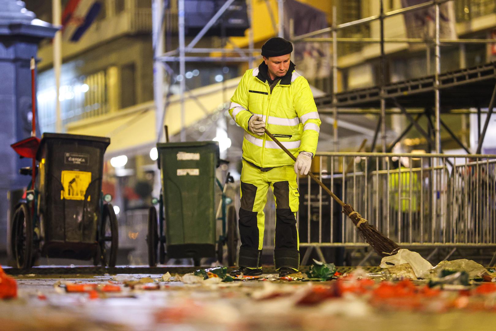 Radnici Čistoće čiste Trg bana Josipa Jelačića nakon odlaska navijača. Photo: Luka stanzl/PIXSELL