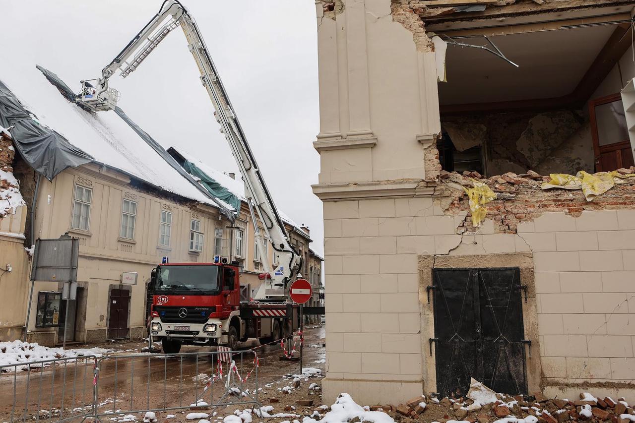 Vatrogasci i dalje uklanjaju opasne dimnjake u centru Petrinje