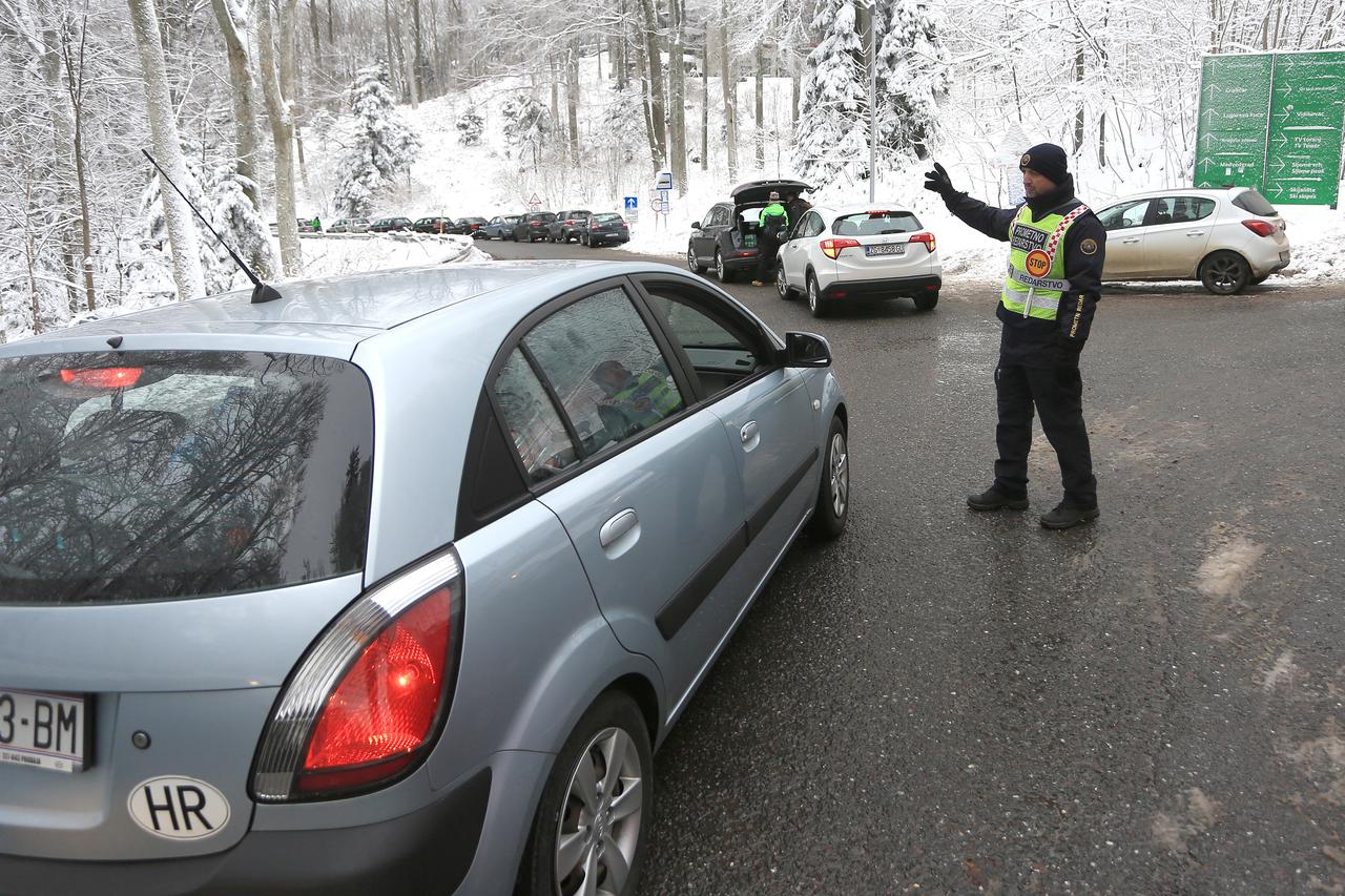 Zagreb: Prometni redari na Sljemenu reguliraju promet i parkiranje automobila