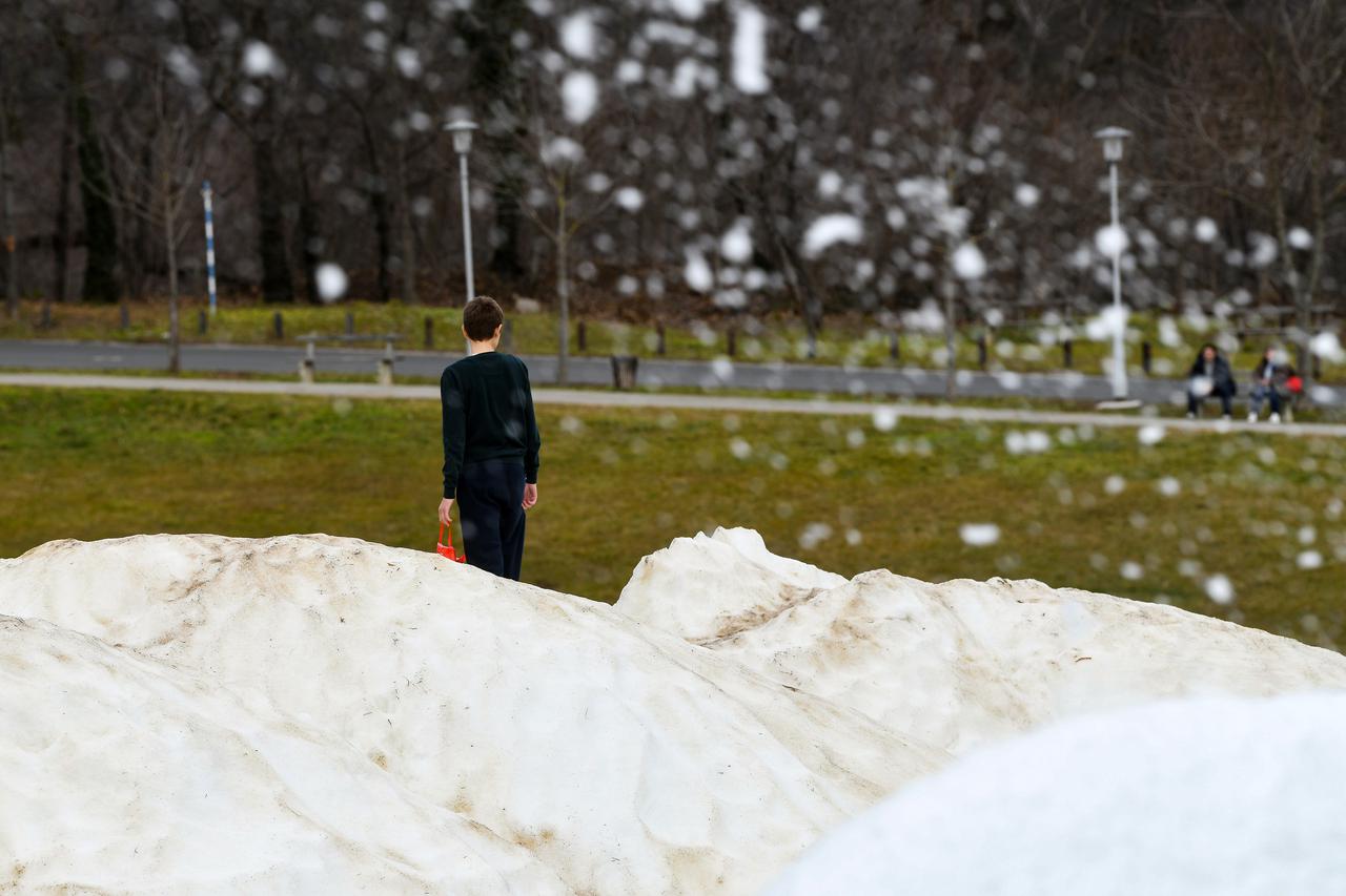 Uz proljetno vrijeme, na Cmroku stroj proizvodi umjetni snijeg