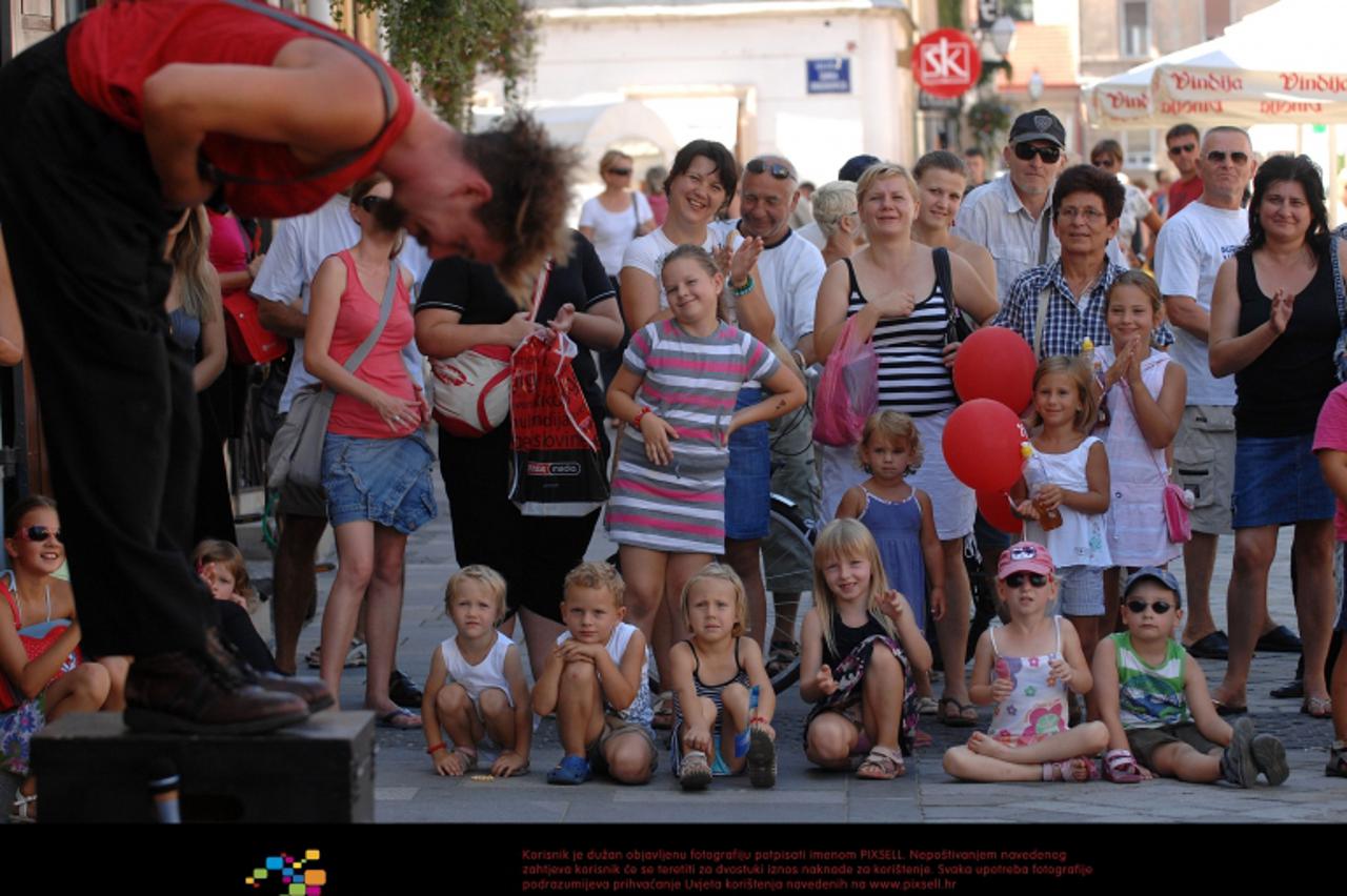 '24.08.2011., Varazdin - Za vrijeme trajanja Spancirfesta u gradu je uvijek zanimljivo. U bilo koje doba dana svatko moze naci nesto za sebe. Klaun Barabba Photo: Vjeran Zganec-Rogulja/PIXSELL'