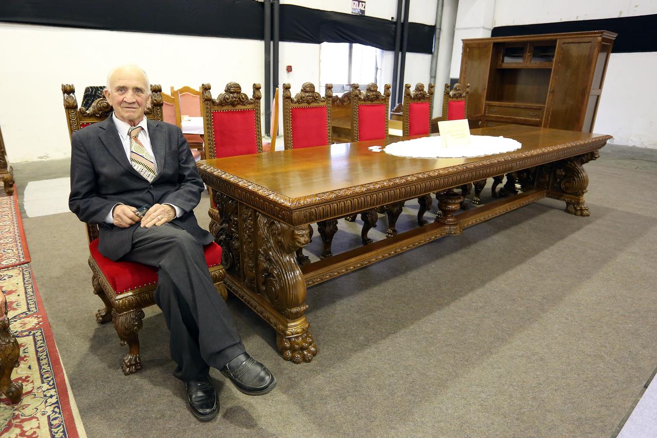  Stand Stolarije Lackovic. Martin Lackovic sa stolom koji se prodaje za 72 000 kn 