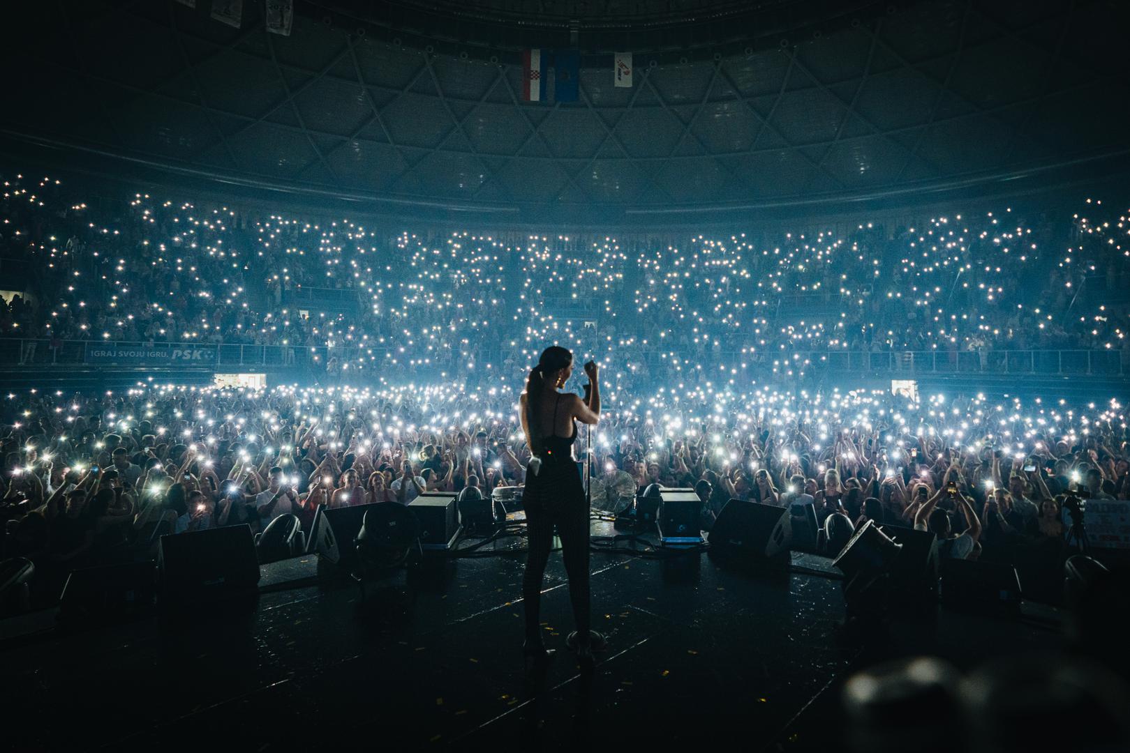 Na pozornici su joj se pridružili i najvjerniji fanovi koji su je pratili po turneji diljem Hrvatske. Nakon trosatnog spektakla s vrhunskom produkcijom i plesačima, Aleksandra Prijović se zahvalila neumornim obožavateljima koji su s njom pjevali uglas, od početka do kraja koncerta i oprostila riječima - Hvala Zadar, vidimo se nekom drugom prilikom...
