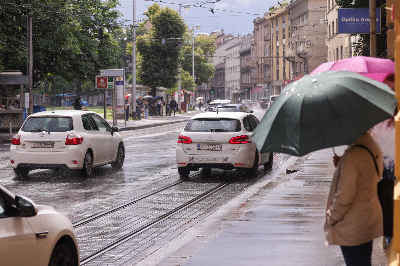 Zagreb: Proljetni pljusak u centru grada