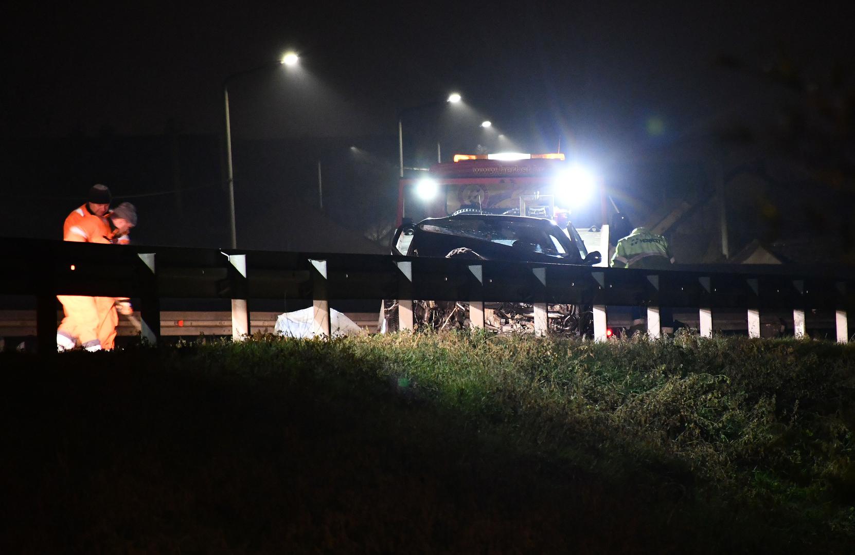 Na mjesto događaja su uz policiju i hitnu pomoć stigli i vatrogasci koji su iz smrskanog automobila vadili ozlijeđenu osobu. 