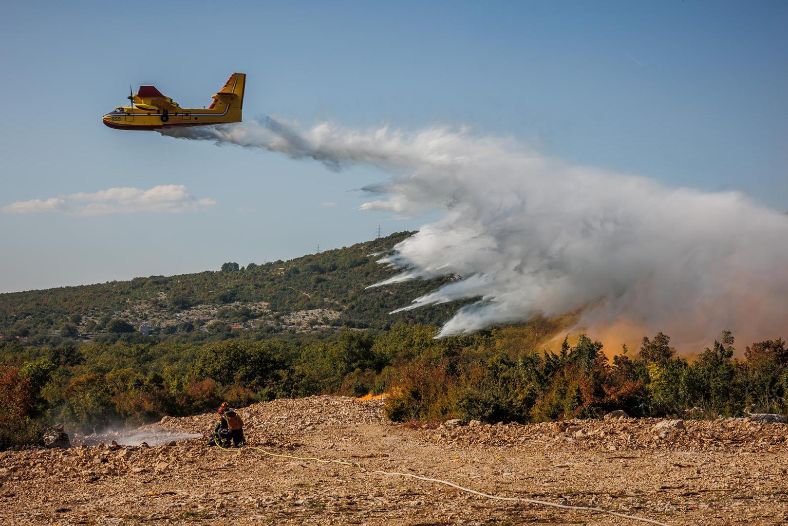 Na početku 15. po redu stručnog skupa Hrvatske vatrogasne zajednice priređena je pokazna vježba gašenja šumskog požara. U pokaznoj su vježbi osim vatrogasac sudjelovali kanader, air tractor i protupožarni helikopter.