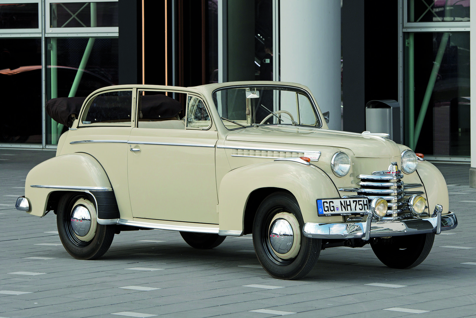 OPEL OLYMPIA 1950. Prvi Opelov poslijeratni model temeljio se na prijeratnoj Olympiji, ali je, dakako, moderniziran