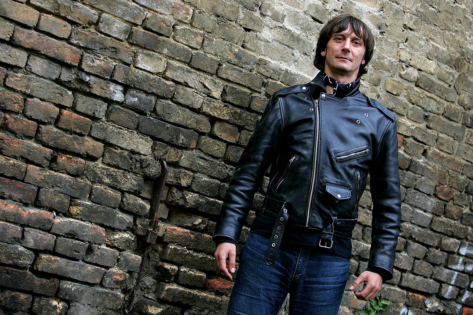 Priča kaže da ju je pri prvom susretu zamolio da mu posudi crvenu majicu s mačkom Silvestrom za nastup te uzeo njezin broj telefona kako bi joj je vratio – ostalo je povijest.