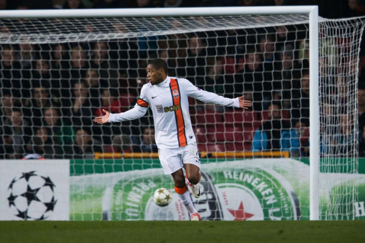 'Shakhtar Donetsk\'s Brazilian striker Luiz Adriano celebrates after scoring the 1-1 during the UEFA Champions League Group E football match FC Nordsjaelland vs FC Shakhtar Donetsk in Copenhagen, Denm