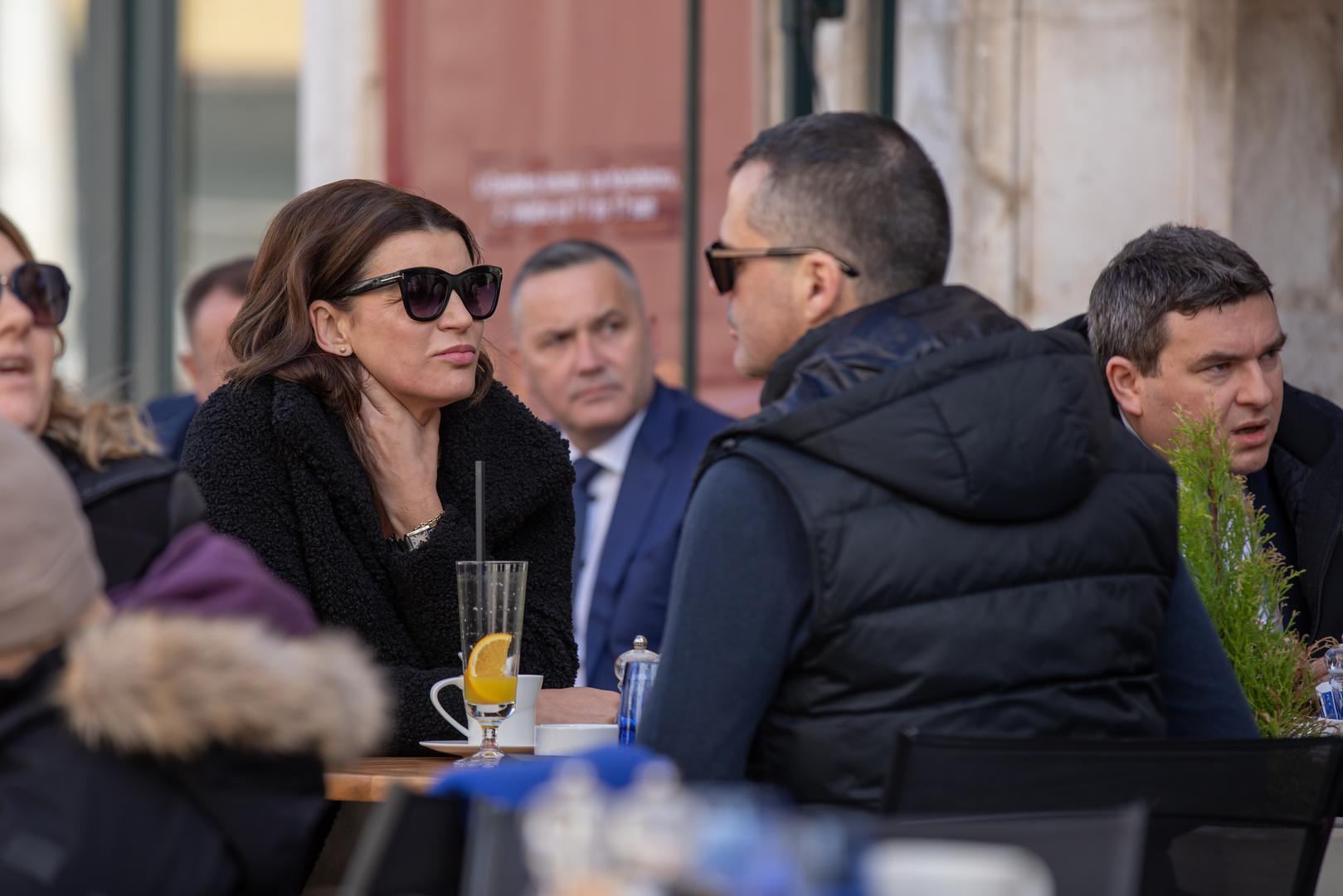 "Nisu Kurnati već di Krka ljubi more... Sve je K... Kamen/stina", napisao je u opisu objave na kojoj je pozirao sa svojom voljenom imenjakinjom. Na njihovoj svadbi bilo je dvadesetak uzvanika. Ispod objave zaredale su se čestitke, a među čestitarima bila je i pjevačica Ivana Plechinger. Novi suprug Josipe Rimac je Dalmatinac, baš kao i ona, a rodom je s Murtera.