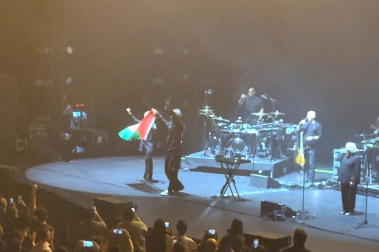 Massive Attack banned from Singapore after Palestinian flag at concert