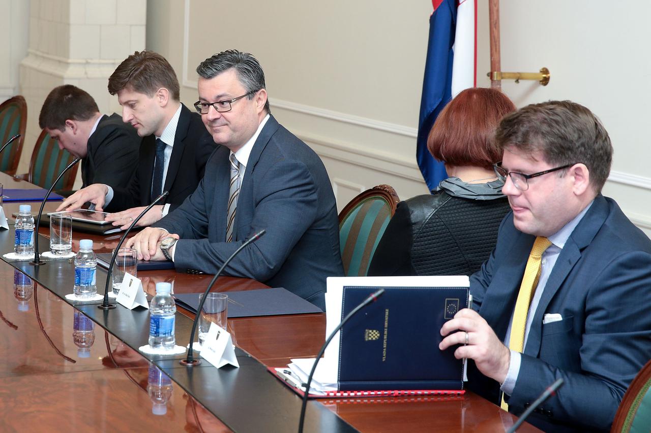 15.02.2016., Zagreb - Predsjednik Vlade Republike Hrvatske Tihomir Oreskovic sastao se u Banskim dvorima  s predstavnicima drustava za upravljanje obveznim mirovinskim fondovima. Tihomir Oreskovic, Zdravko Maric, Oleg Butkovic, Nada Sikic. Photo: Patrik M