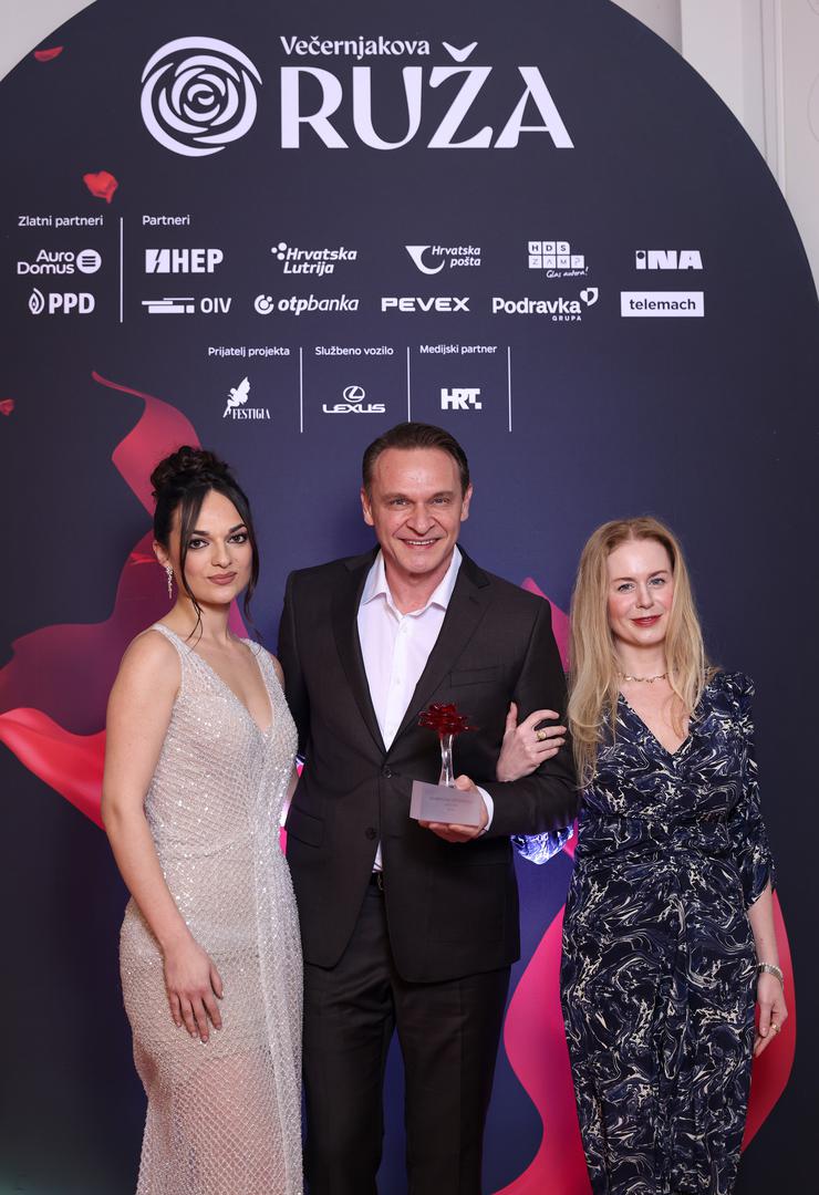 Nagradu za Glumačko ostvarenje godine osvojio je Enis Bešlagić za autorsku predstavu "Da sam ja netko", a uručili su mu je kolege Ružica Maurus i Filip Jurčić.