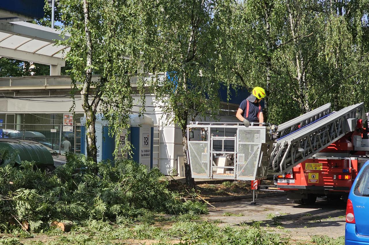 Jutro nakon nevremena: Pune ruke posla za vatrogasce u Utrinama