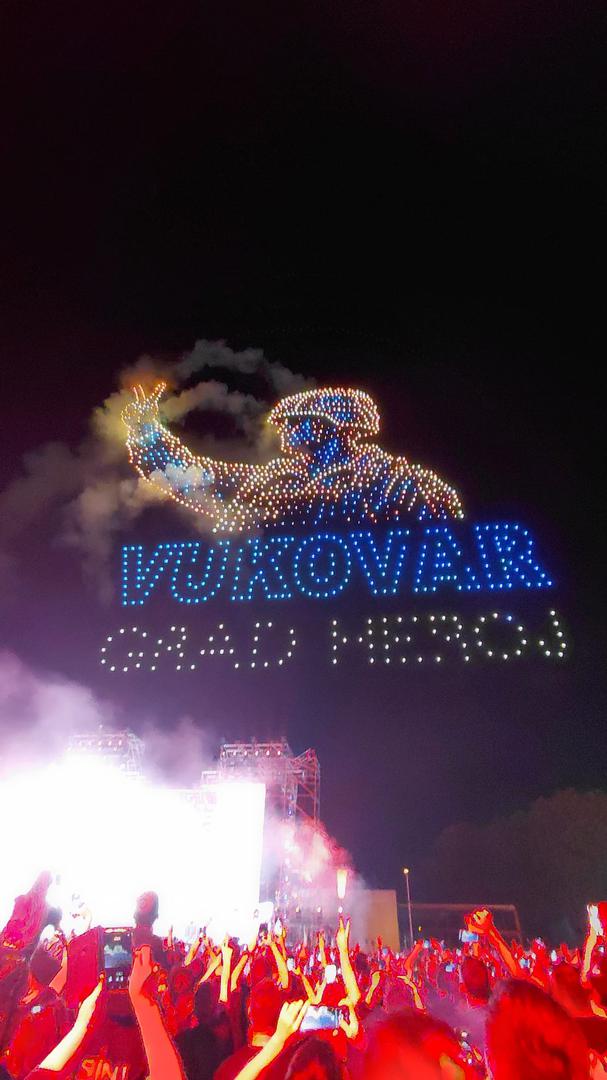 Dosad su na nebu oblikovali prikaze Gospe, Isusa, križa i bijelih golubica, dok je večerašnji show u Vukovaru posebno posvećen gradu i njegovoj povijesti.