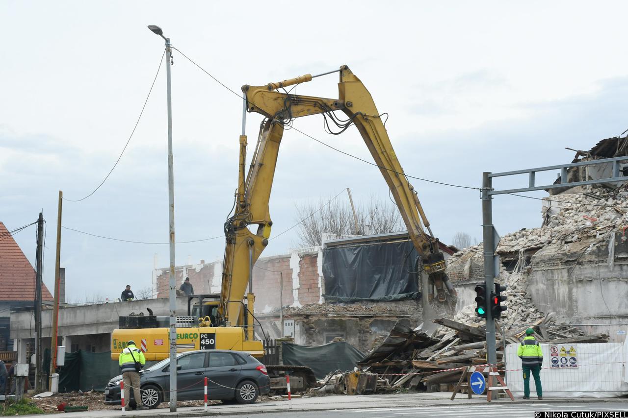 Sisak: Počelo rušenje u potresu teško oštećene kuće u Strossmayerovoj ulici