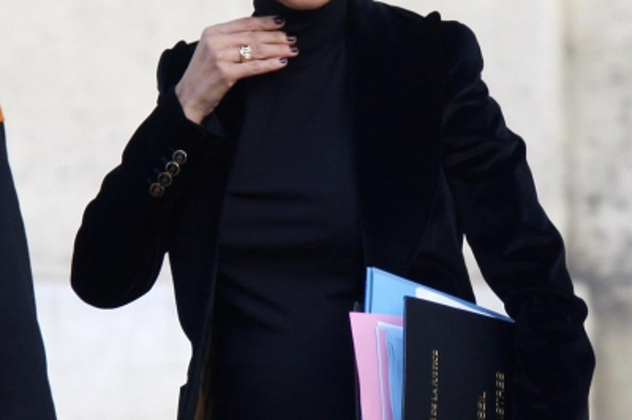 'France's Justice Minister Rachida Dati arrives in the courtyard of the Elysee Palace in Paris for the first weekly cabinet meeting of the year, January 7, 2009.  REUTERS/Charles Platiau (FRANCE)'