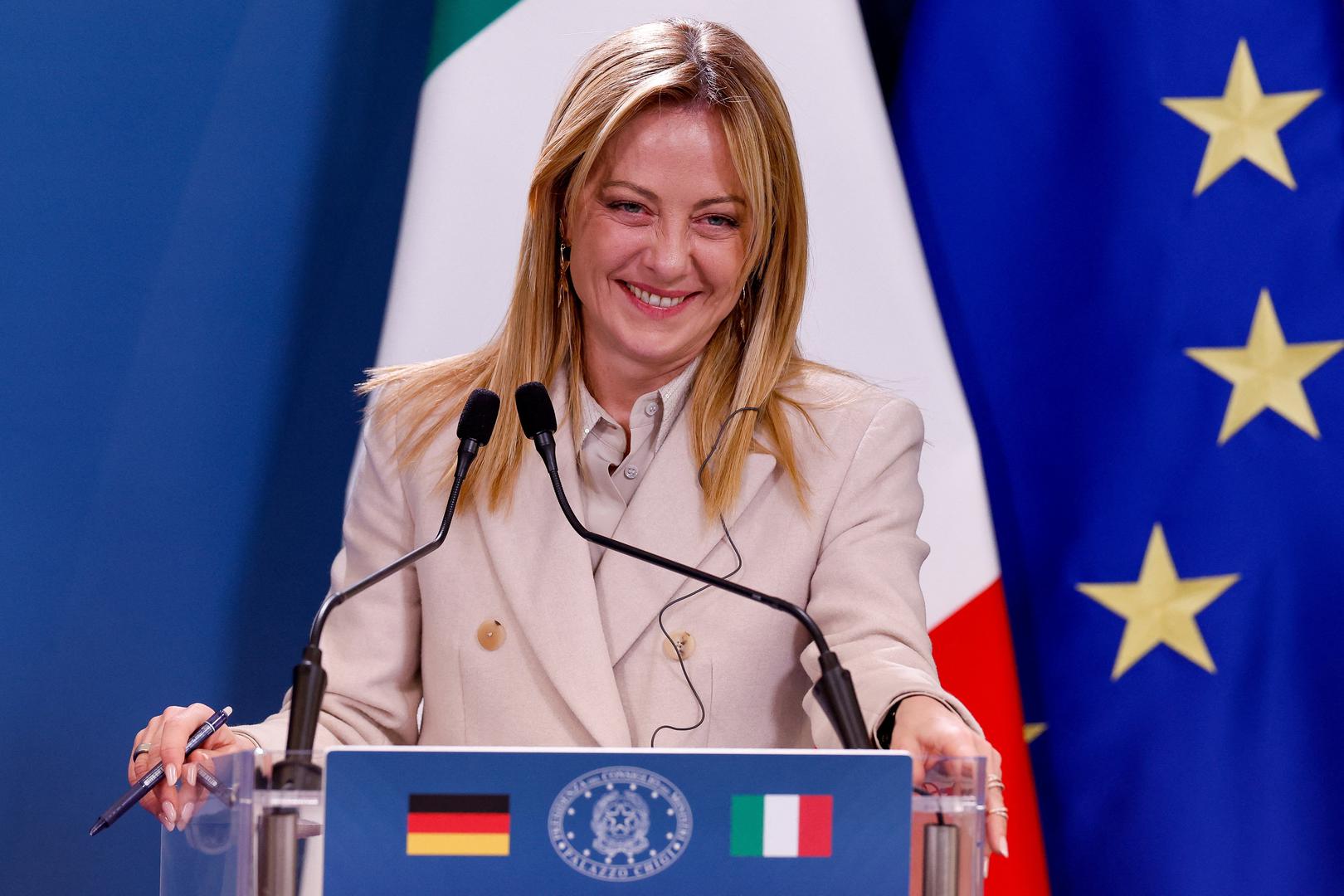 O svemu se oglasila i Meloni i u šali objavila: "Ne, definitivno ne izgledam kao anđeo". Objava je brzo postala viralna, a mnogi su je pohvalili za samoironiju.