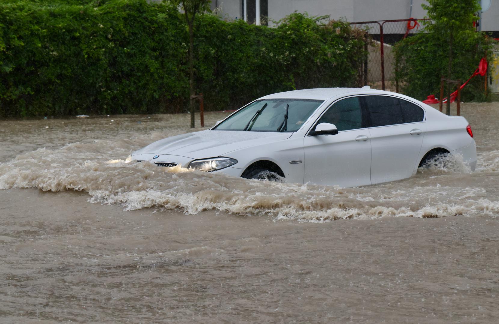 Snažno grmljavinsko nevrijeme koje je tijekom dana zahvatilo dijelove Jadrana u poslijepodnevnim satima stiglo je i na šire splitsko područje, prouzročivši brojne poteškoće u prometu i stvaranje bujica na gradskim ulicama.

