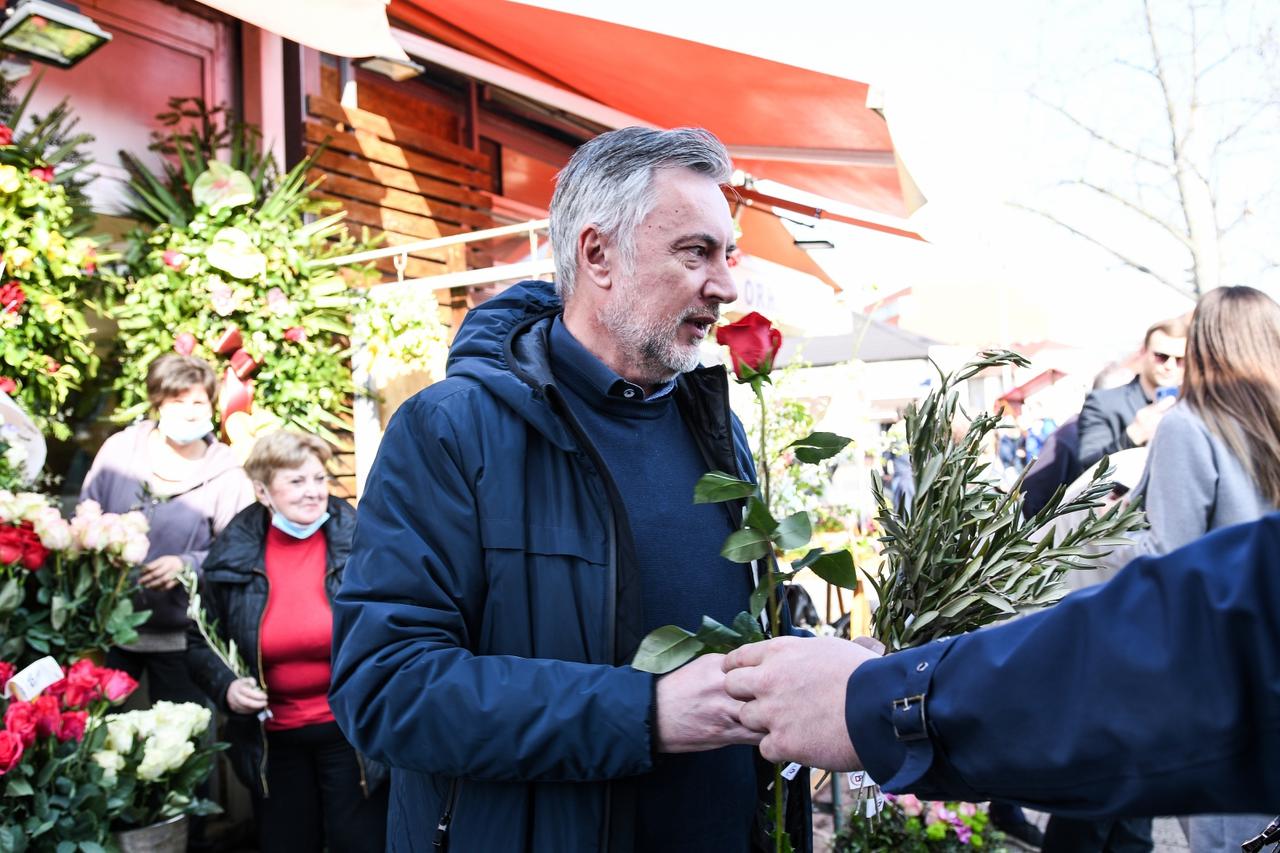 Zagreb: Miroslav Škoro građanima dijelio maslinove grančice