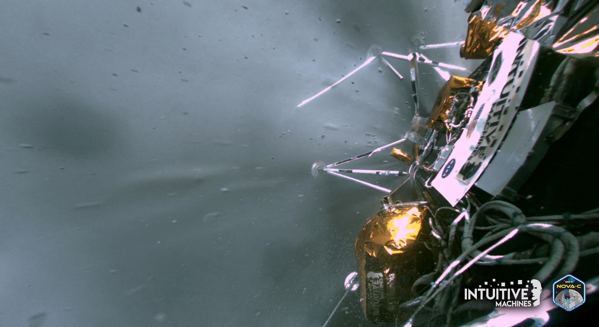 Podaci pokazuju da je Odisej prvotno sletio uspravno, ali se zatim prevrnuo na blagoj padini.

